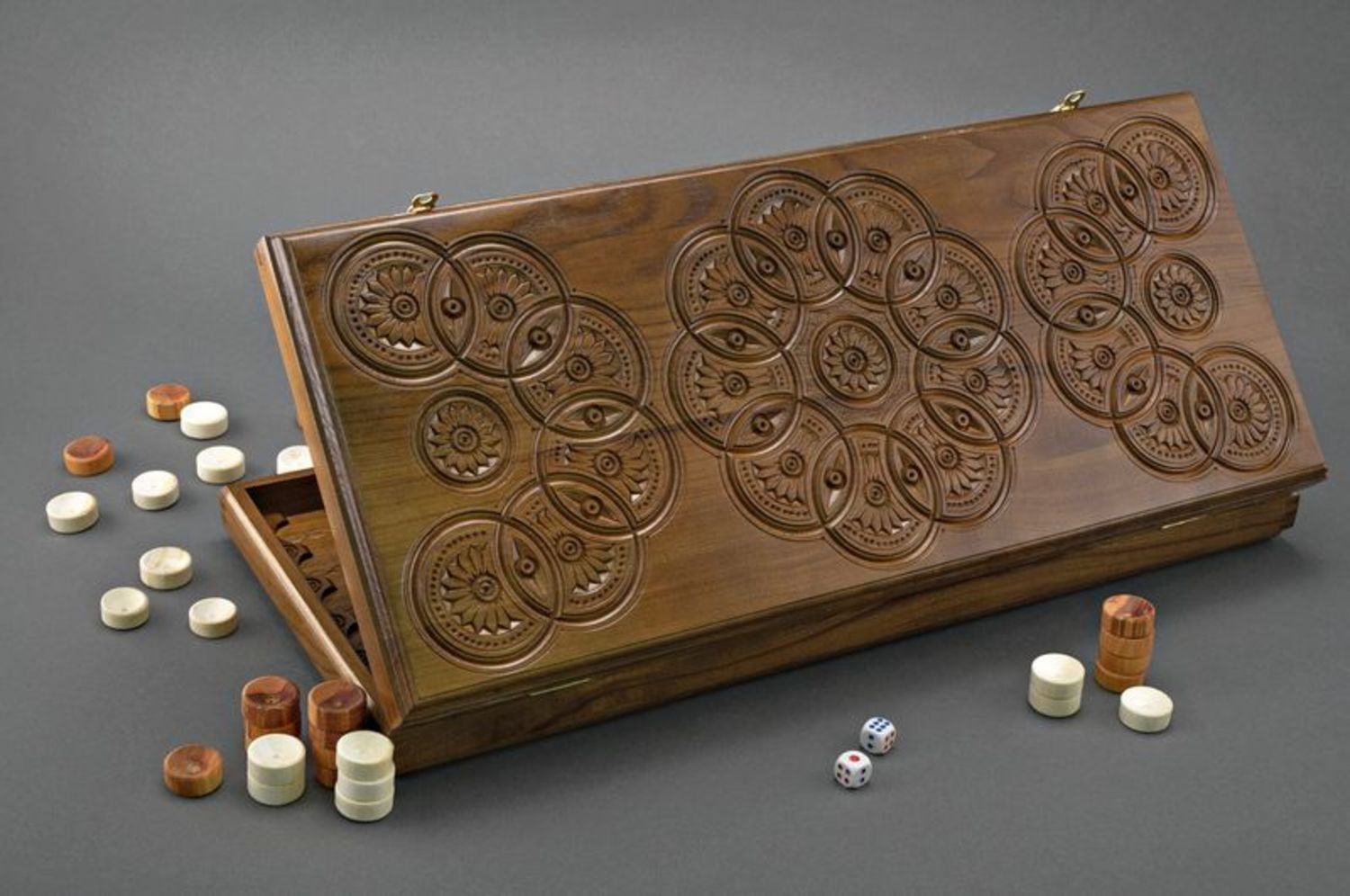 Backgammon sculpté photo 1