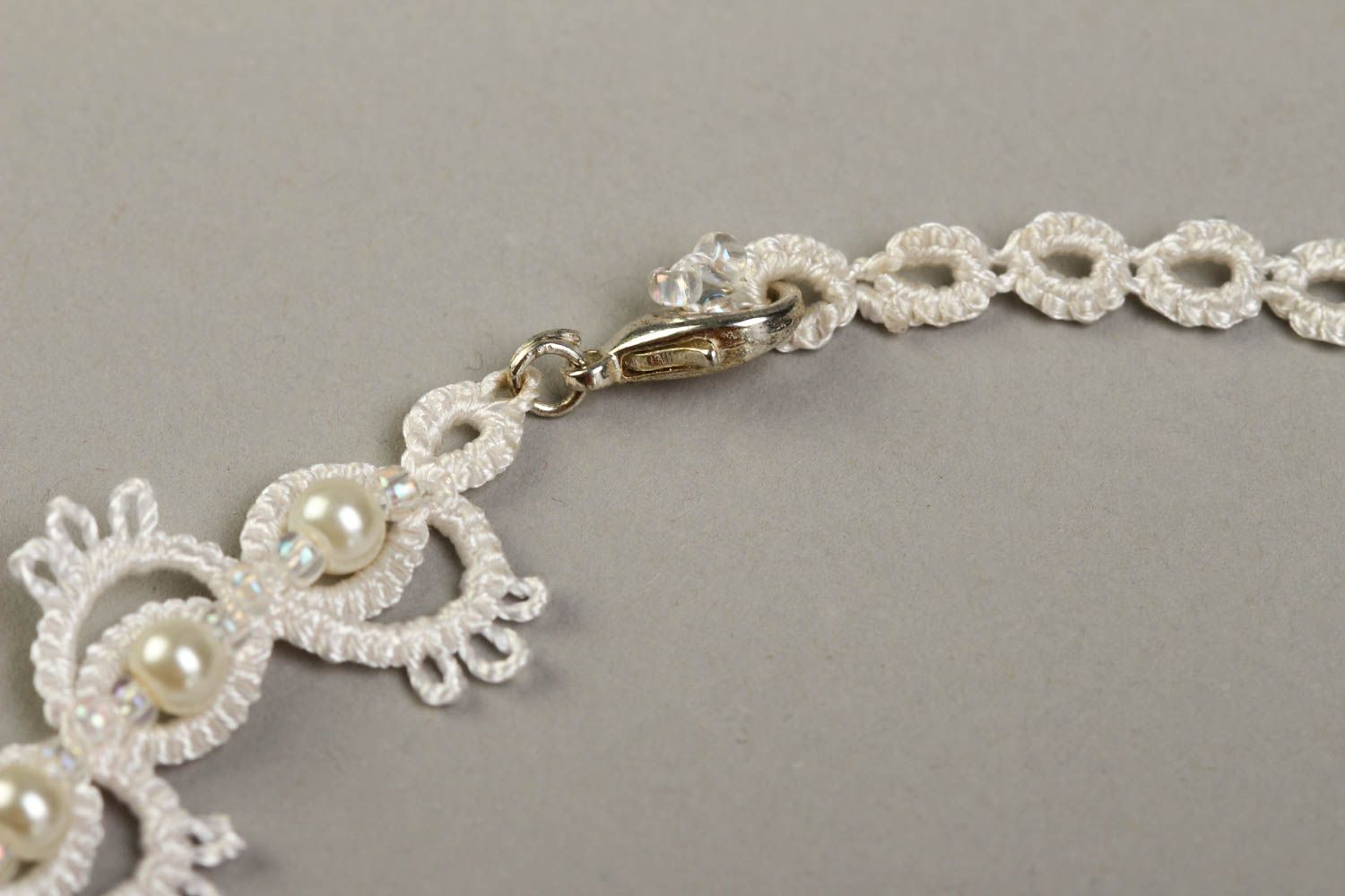 Collar artesanal de hilos blancos accesorio para mujeres bisutería fina foto 4