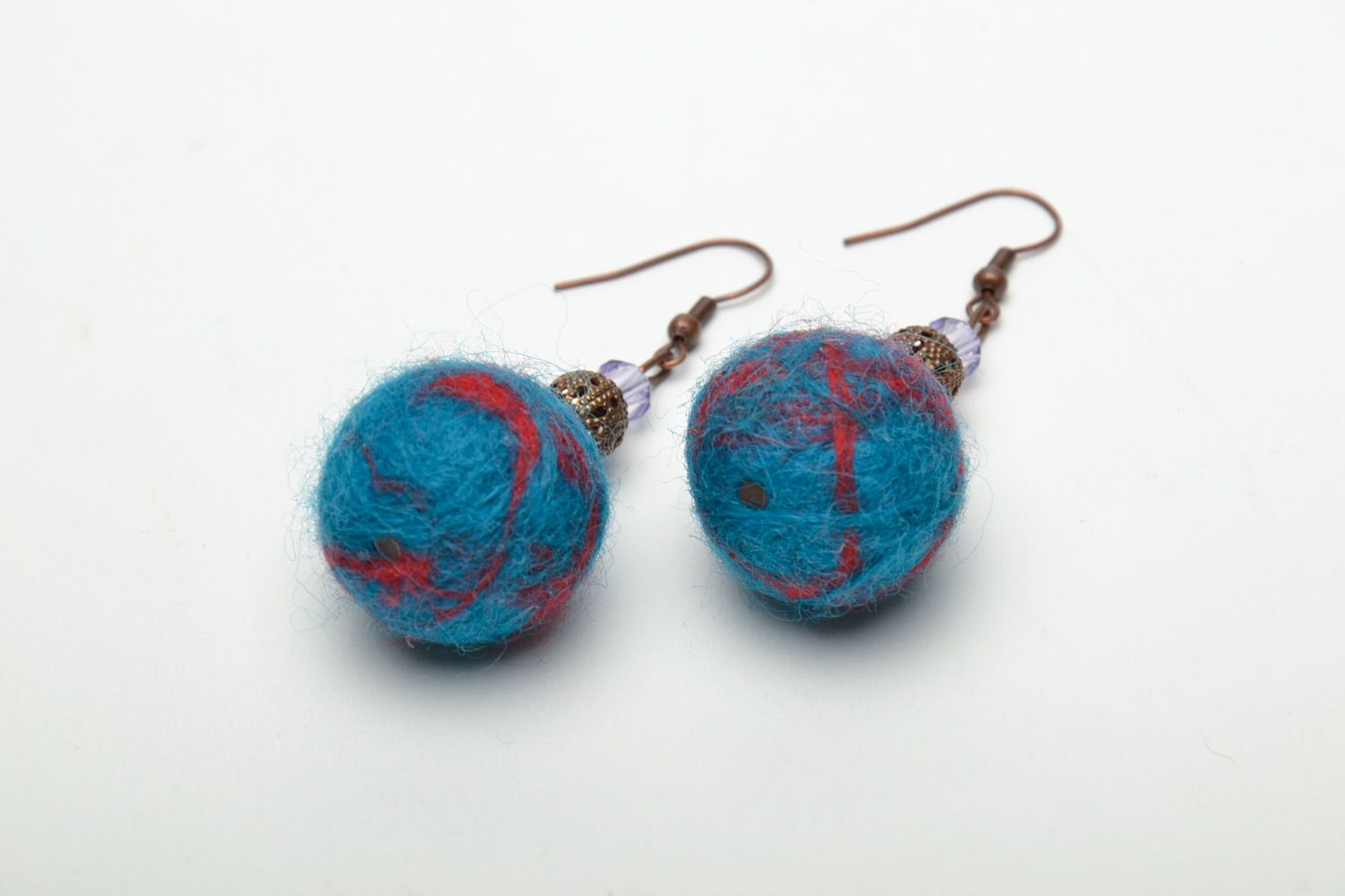 Boucles d'oreilles boules en laine feutrée bleues faites main photo 3