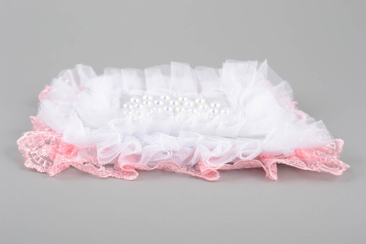 Свадебная подушечка для колец белая с розовым красивая пышная ручной работы фото 4