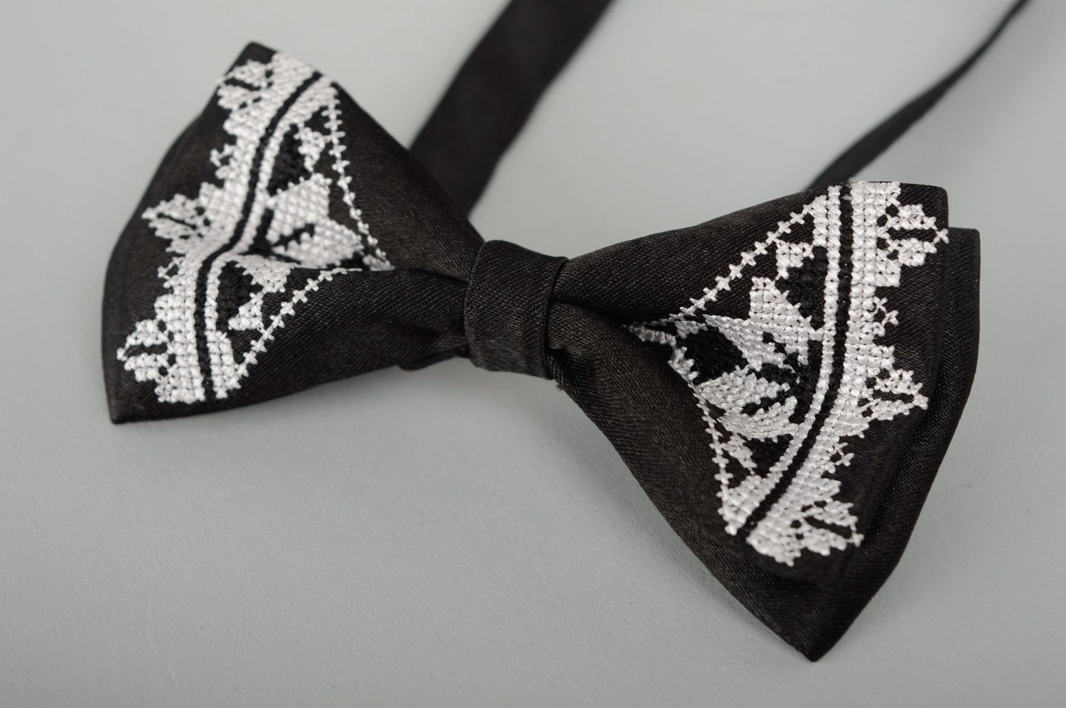 Bow tie with embroidery in ethnic style photo 1