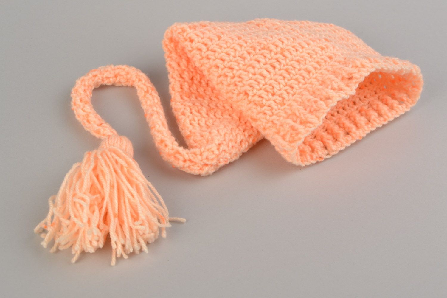 Joli bonnet bébé couleur pêche original au crochet avec pompon fait main photo 3