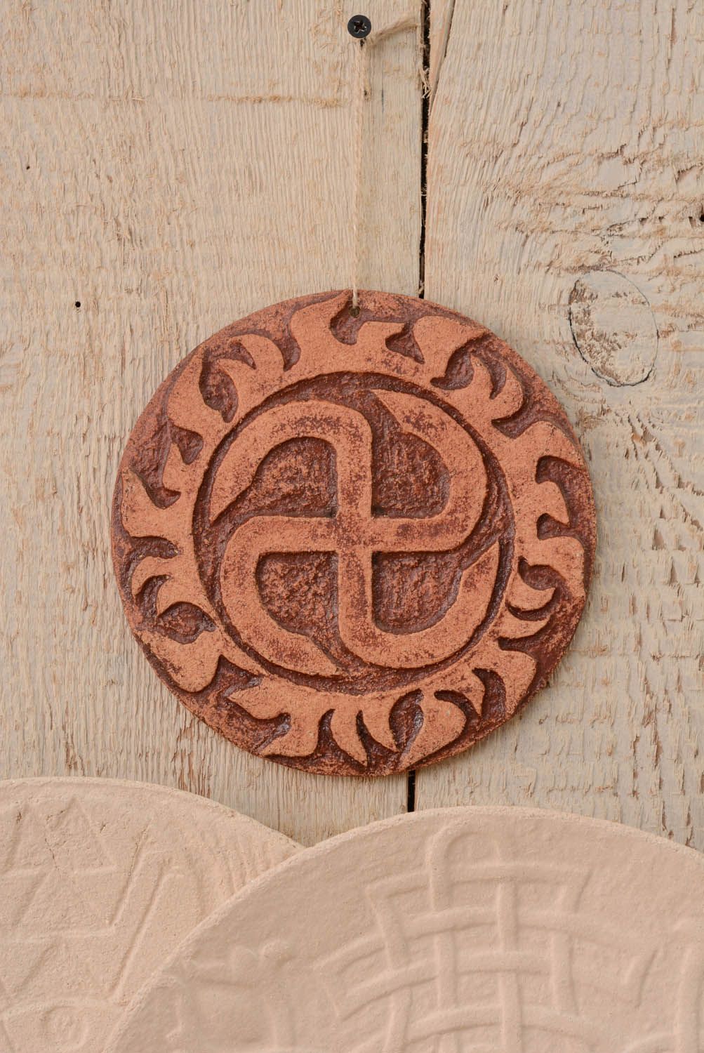 Pingente talismã de cerâmica pintado com tinta mineral natural com um símbolo antigo foto 3