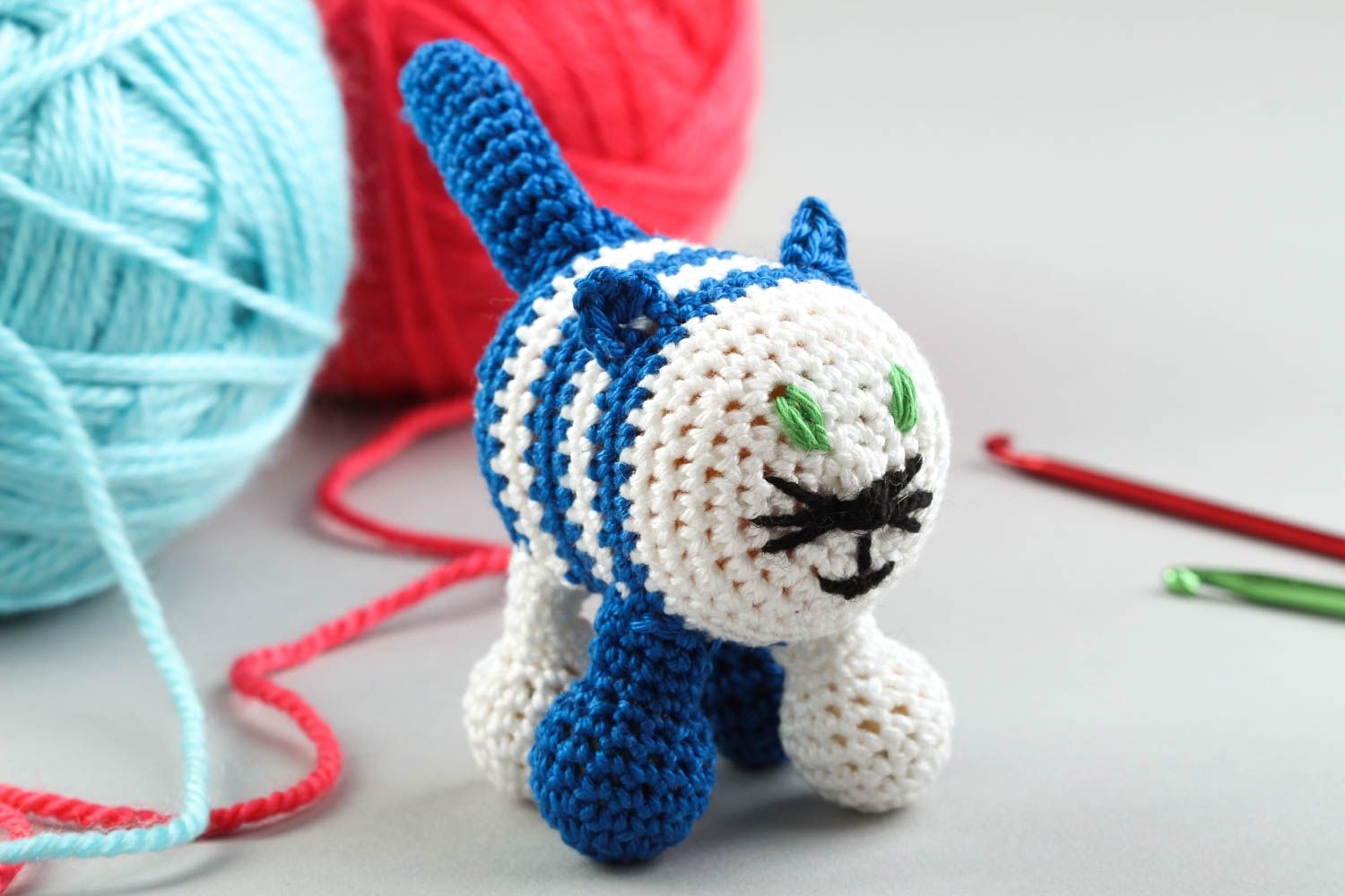 Schönes Spielzeug gehäkelt handmade Rassel Baby Katze Rassel Klapper blau weiß foto 1
