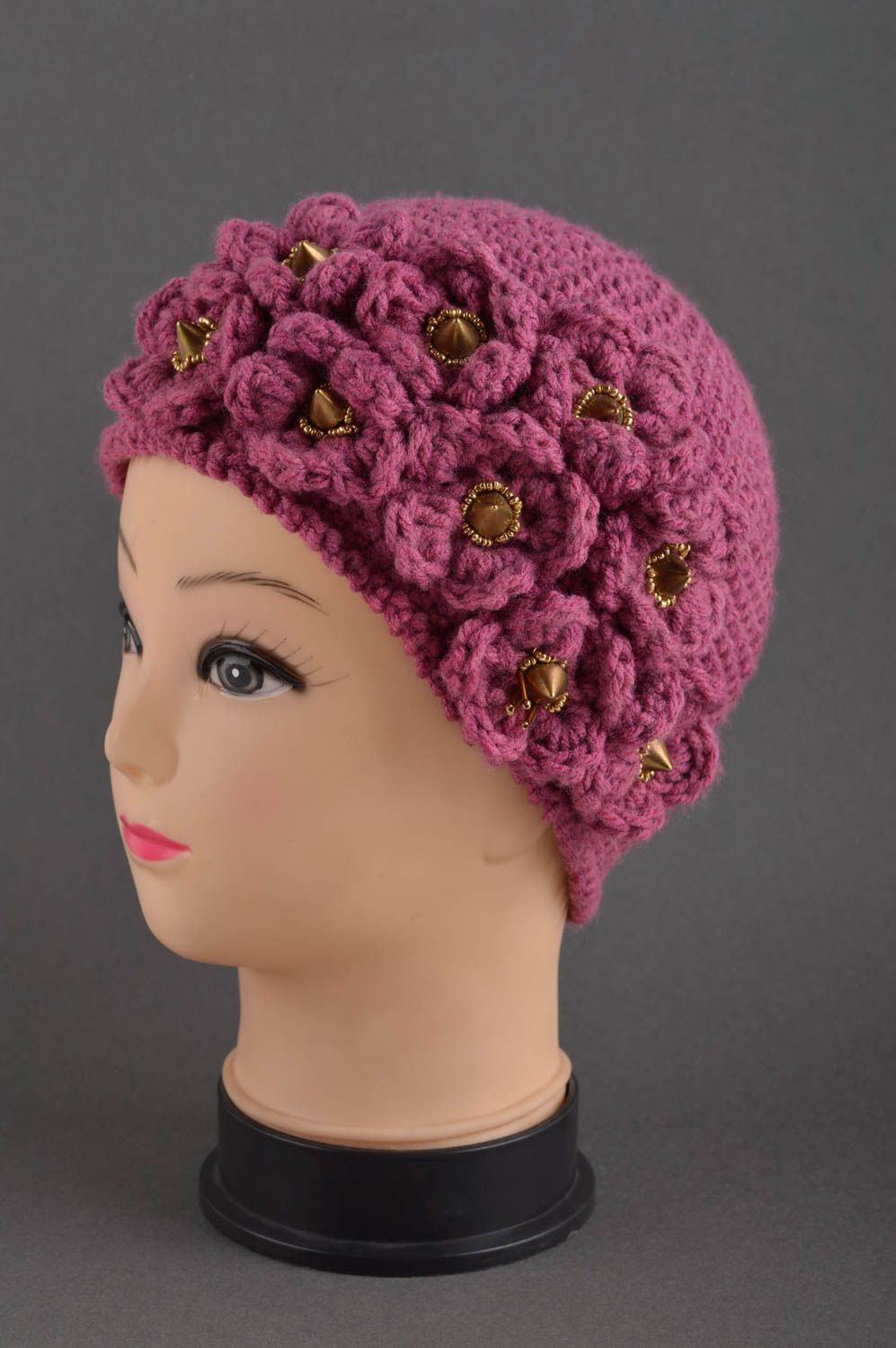 Вязаная шапка ручной работы нежная зимняя шапка с цветами красивая шапка фото 1