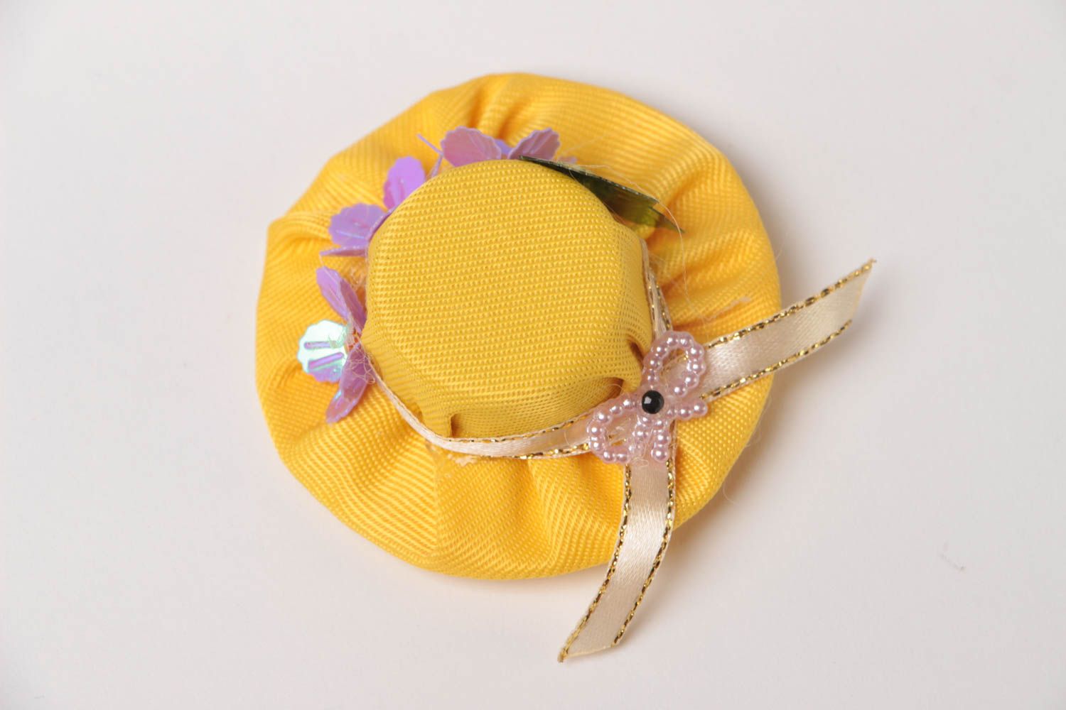 Яркая детская тканевая резинка для волос в виде желтой шляпки ручной работы фото 3