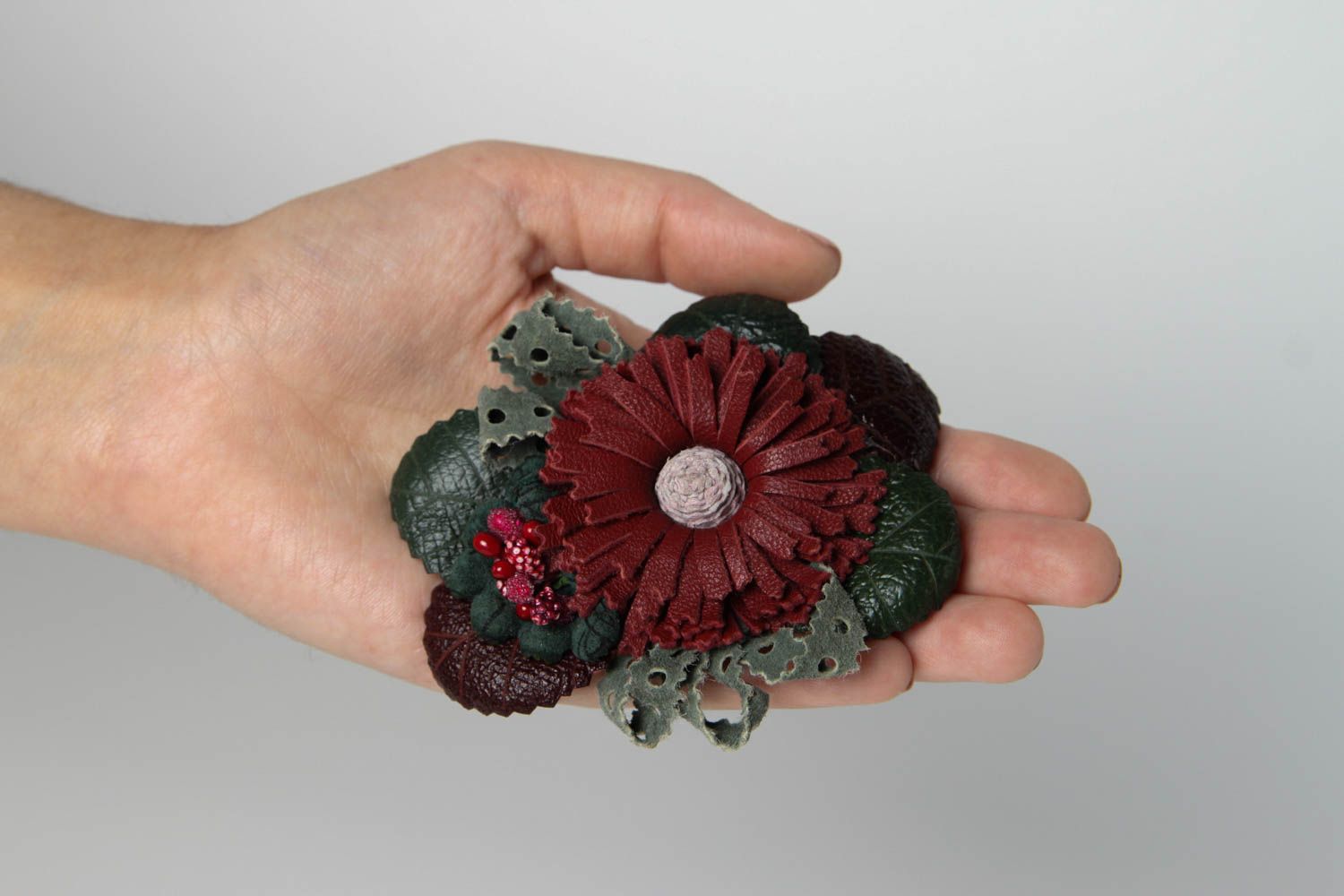 Broche Barrette en cuir faite main originale fleur rouge Accessoire femme photo 2