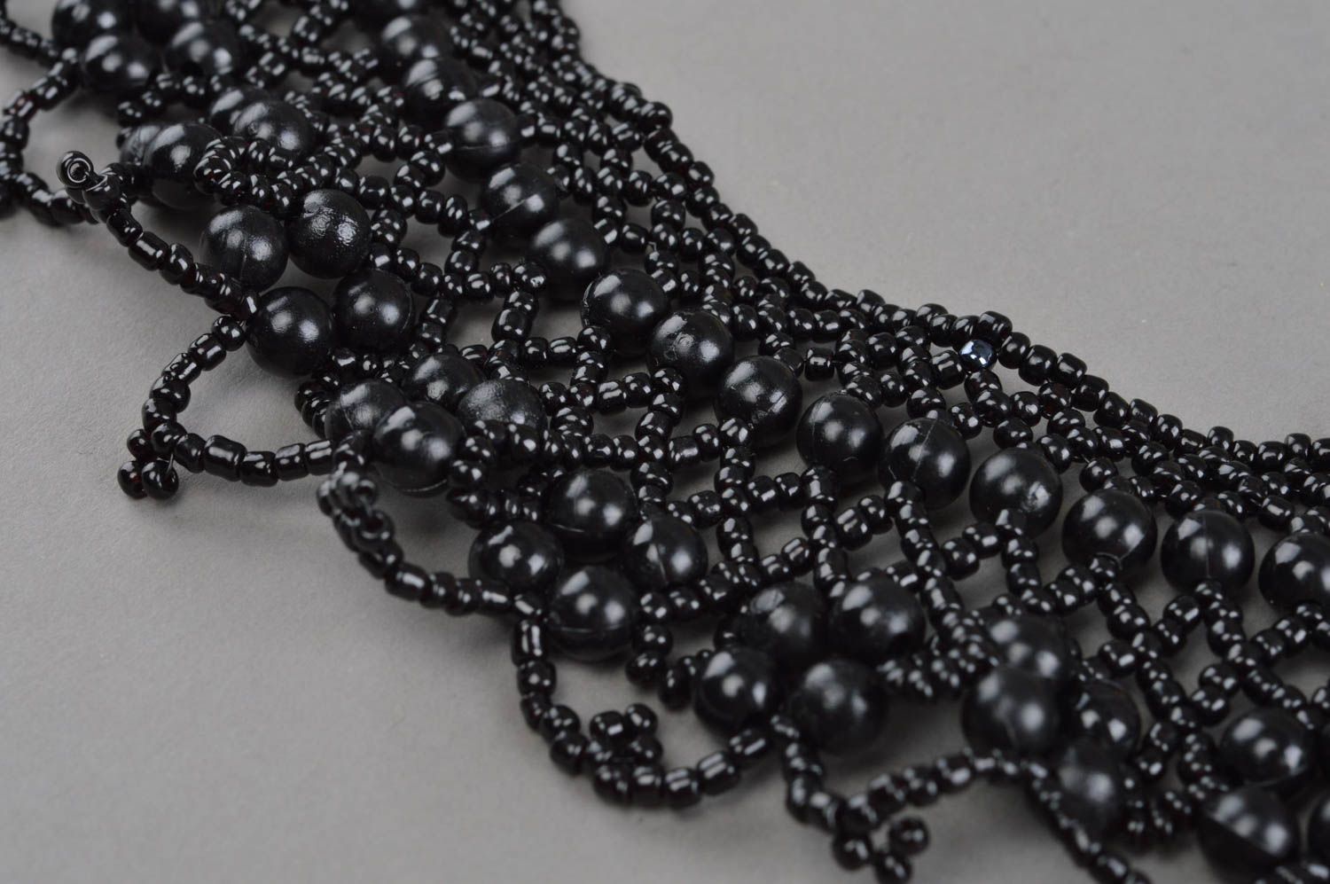 Ожерелье из бисера и бусин ручной работы черного цвета красивое ажурное  фото 5