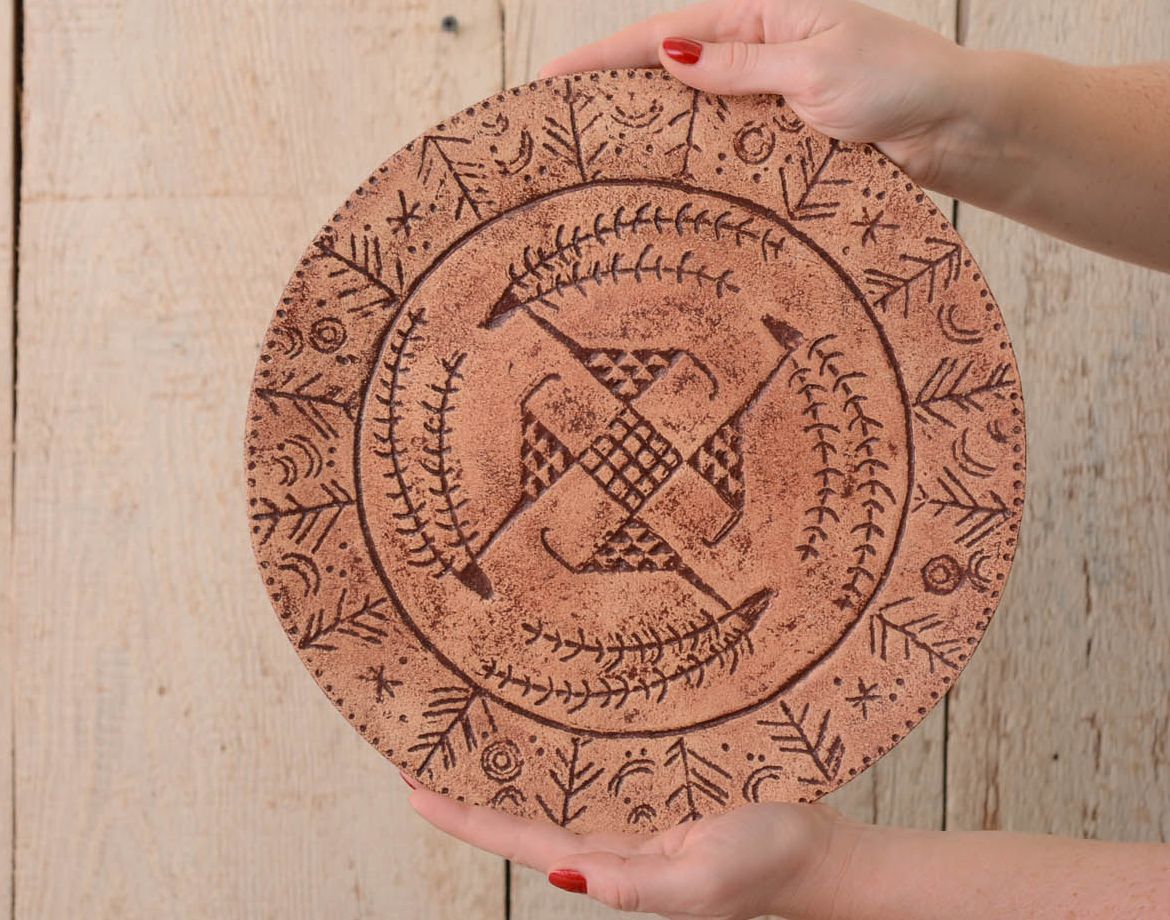 Prato talismã de cerâmica Cervos celestiais feito de argila e pintado com engobes foto 4