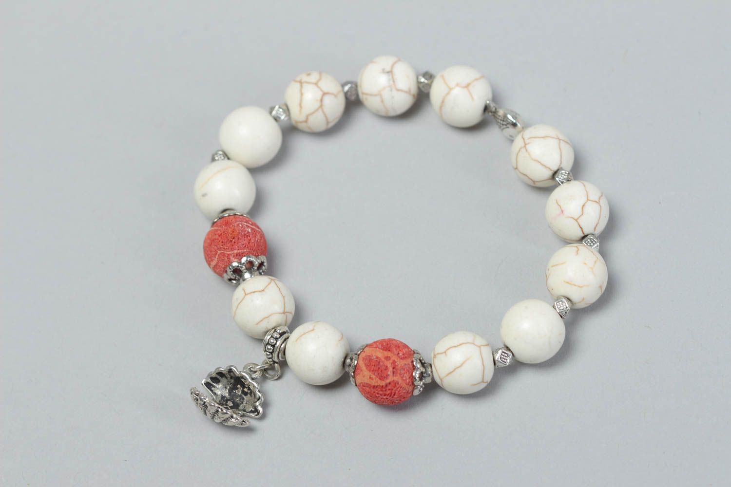 Weißes Armband aus echten Steinen Türkis und Lava handmade Schmuck für Frauen  foto 2