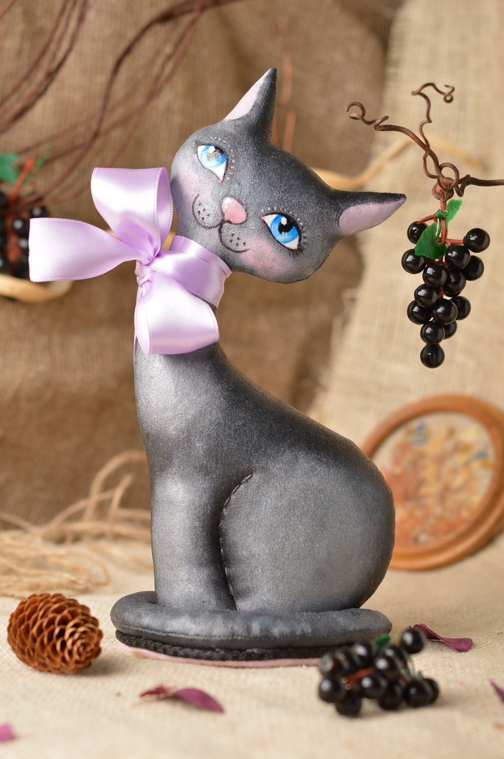 Handmade künstlerisches Kuscheltier Katze aus Stoff mit Schleife für Interieur foto 1