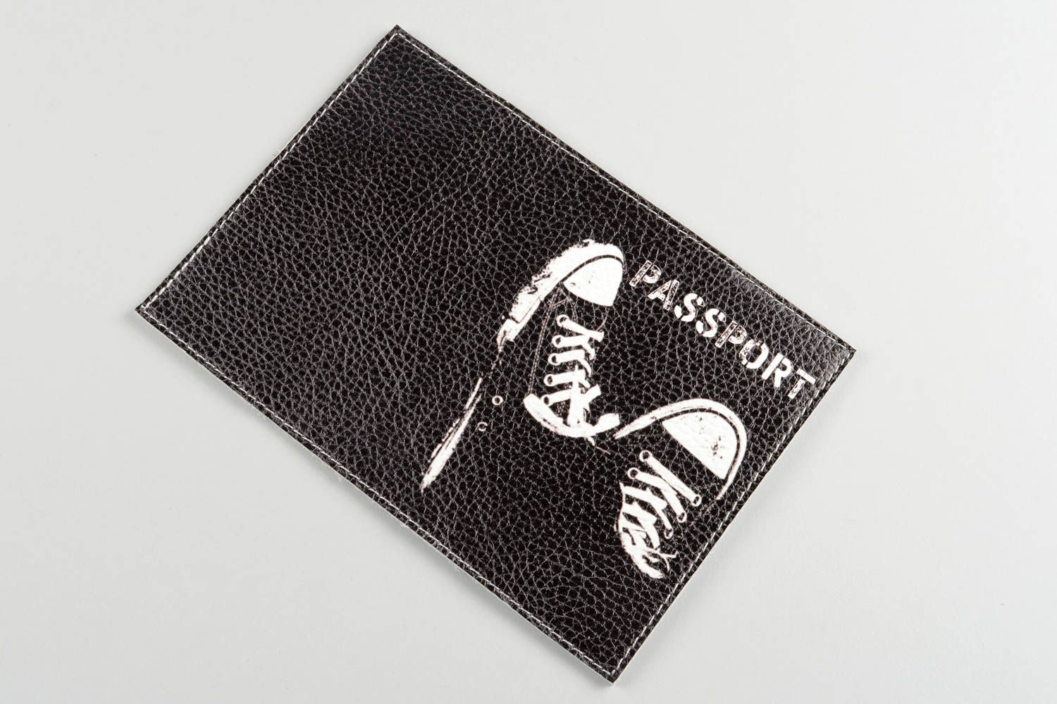Porte-passeport cuir fait main Protège-passeport noir baskets Cadeau original photo 2