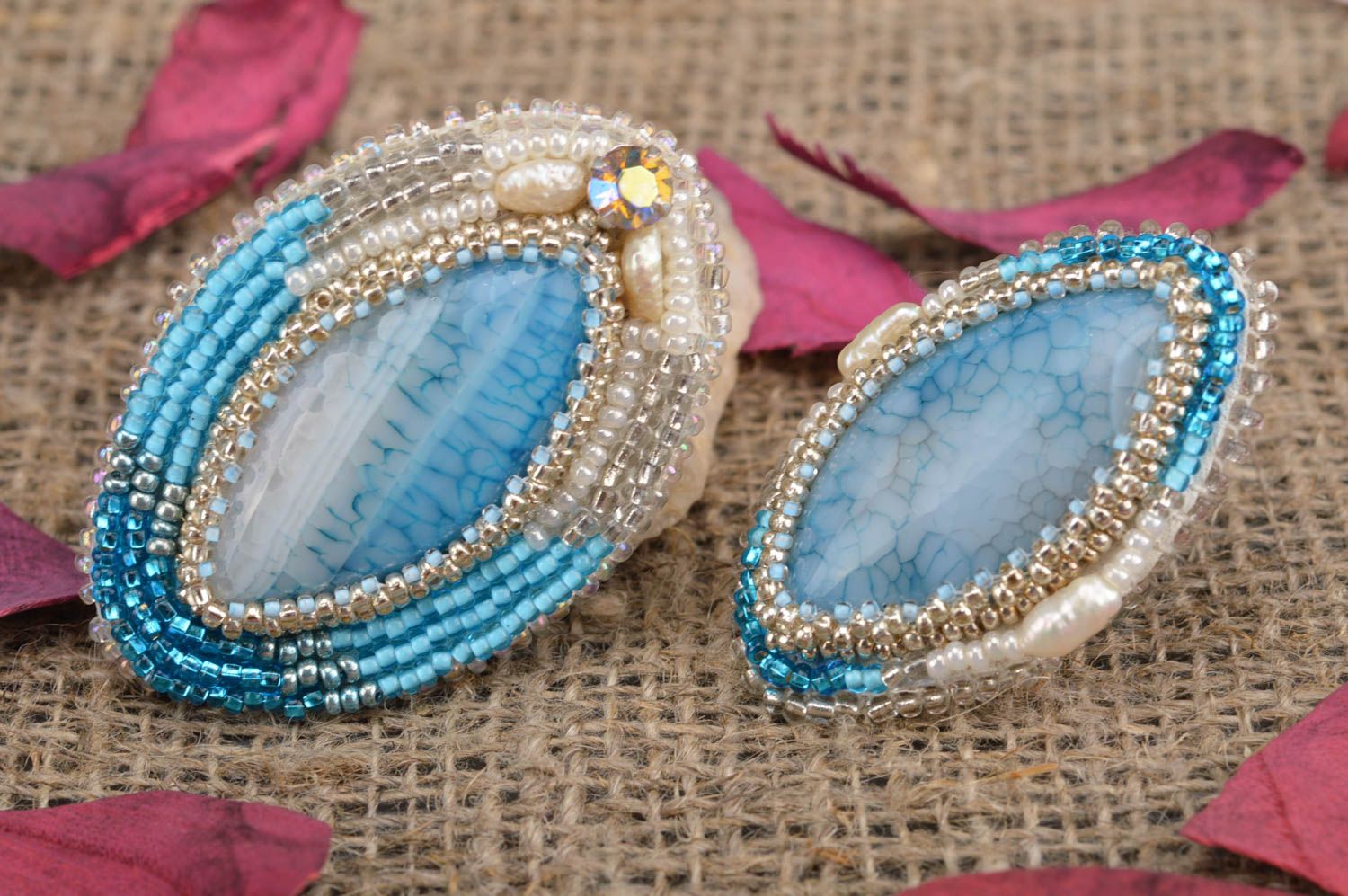 Conjunto de bisutería artesanal de abalorios y ágata anillo y broche azules foto 1