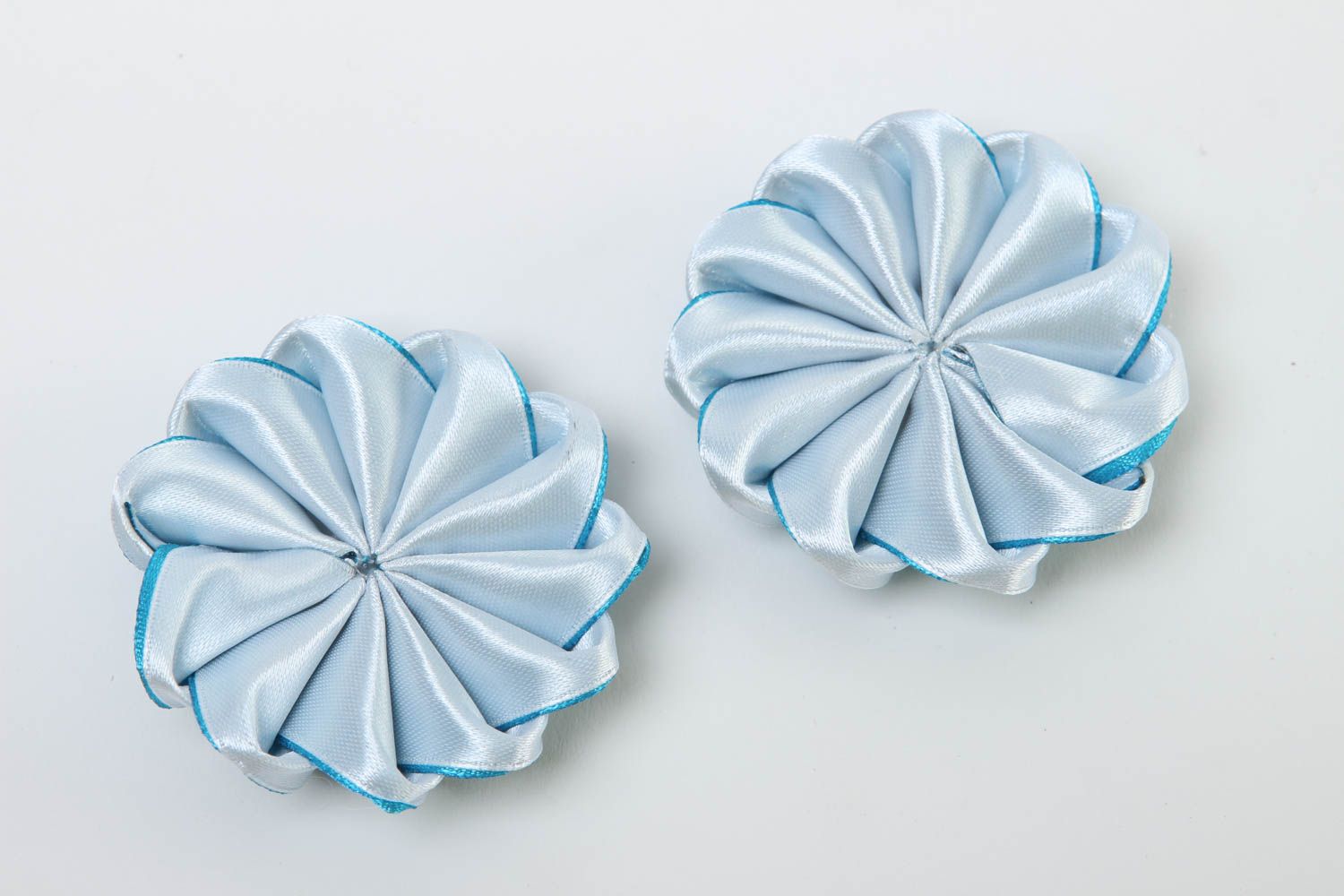 Componentes de bisutería hechos a mano regalo original flores de cintas azules foto 4