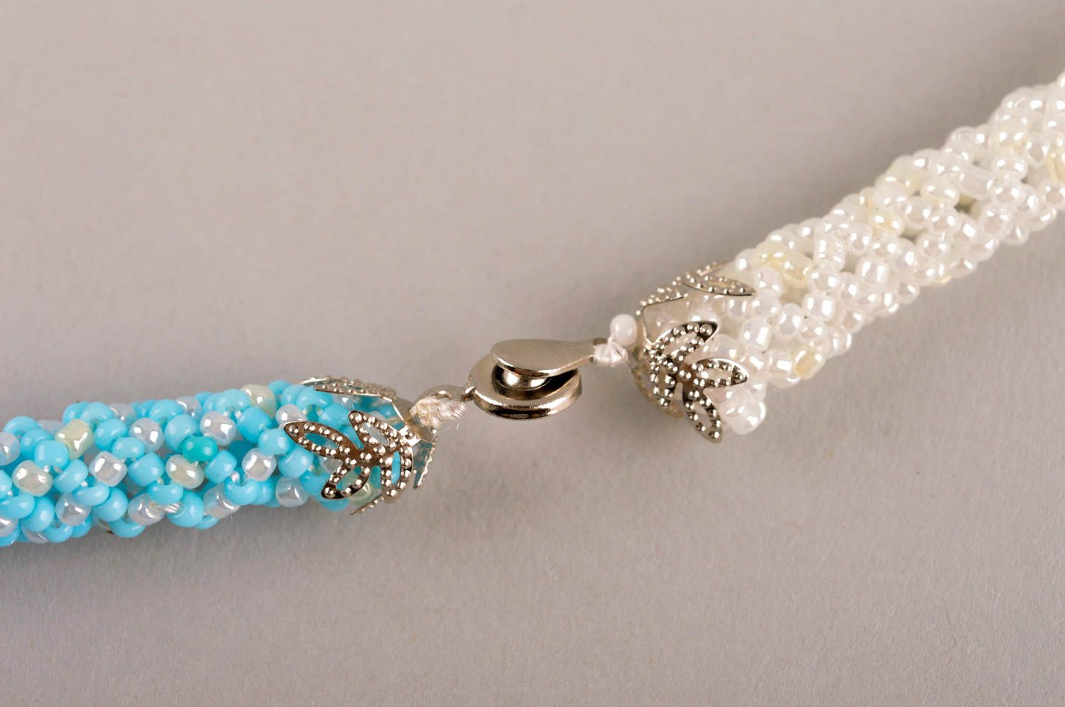 Collier en perles de rocaille Bijou fait main blanc-bleu original Cadeau femme photo 4