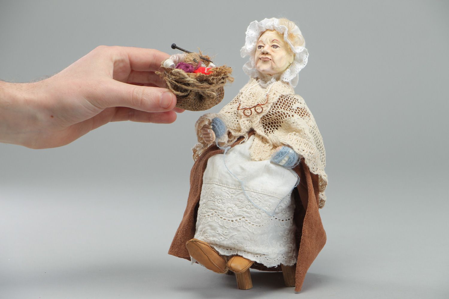 Figurine en céramique faite main Grand-mère en bonnet dans le fauteuil en bois photo 4