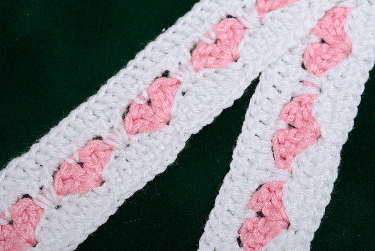 Bandeau tricoté pour enfant avec des aiguilles blanc-rose fait main fin photo 2