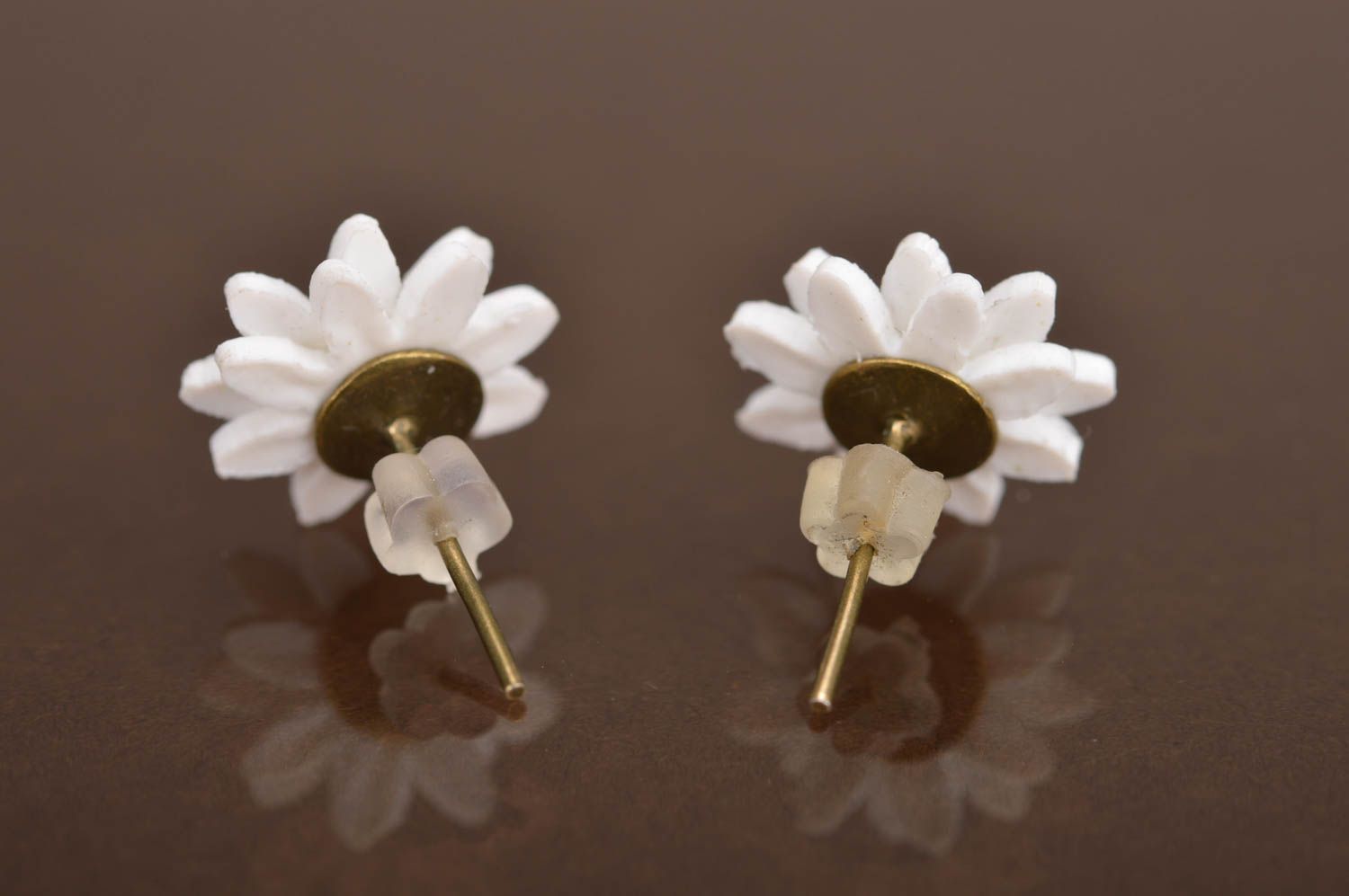 White handmade cute unusual stud earrings made of polymer clay Camomiles photo 4