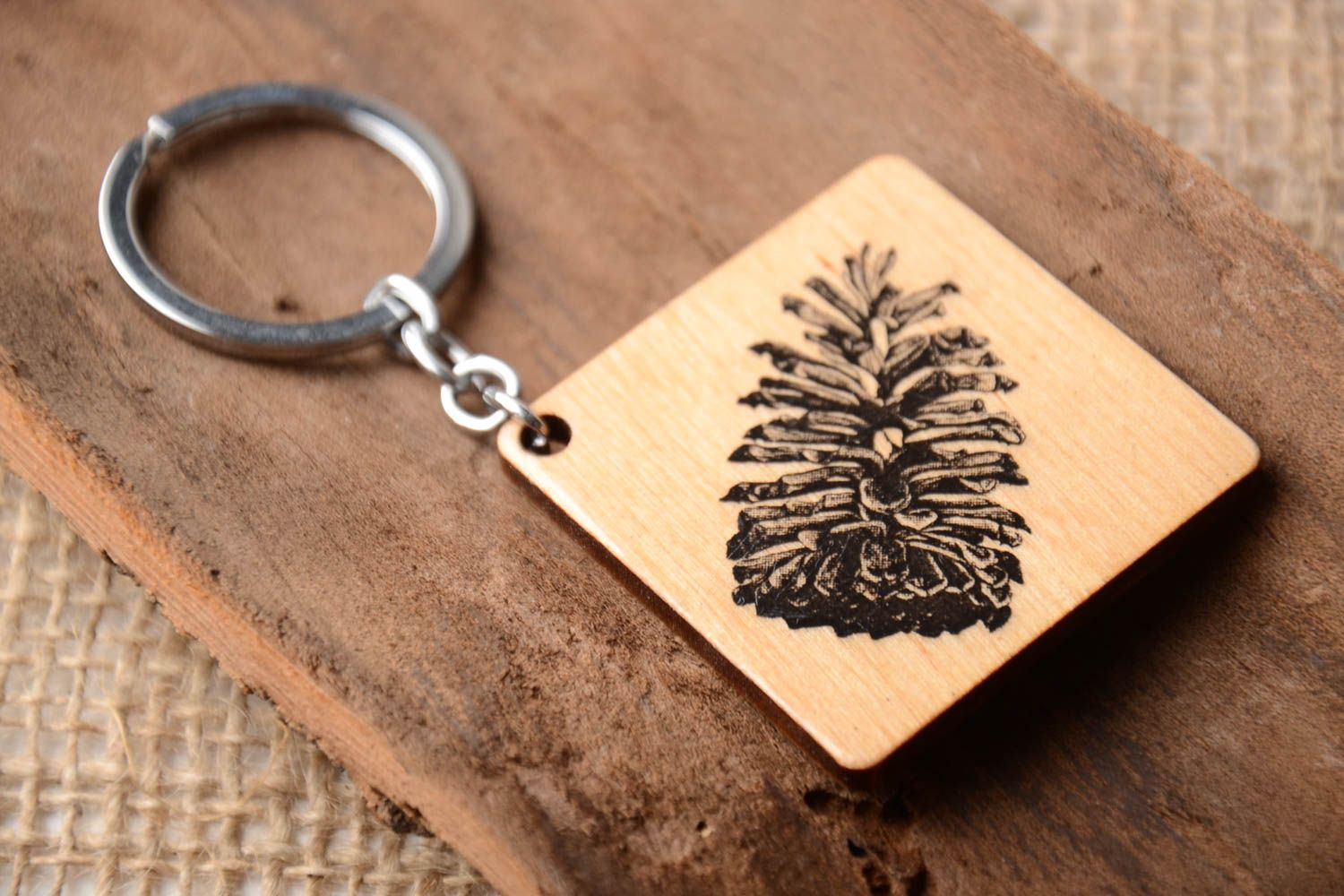 Брелок из дерева ручной работы брелок для ключей декупаж красивый брелок Шишка фото 1