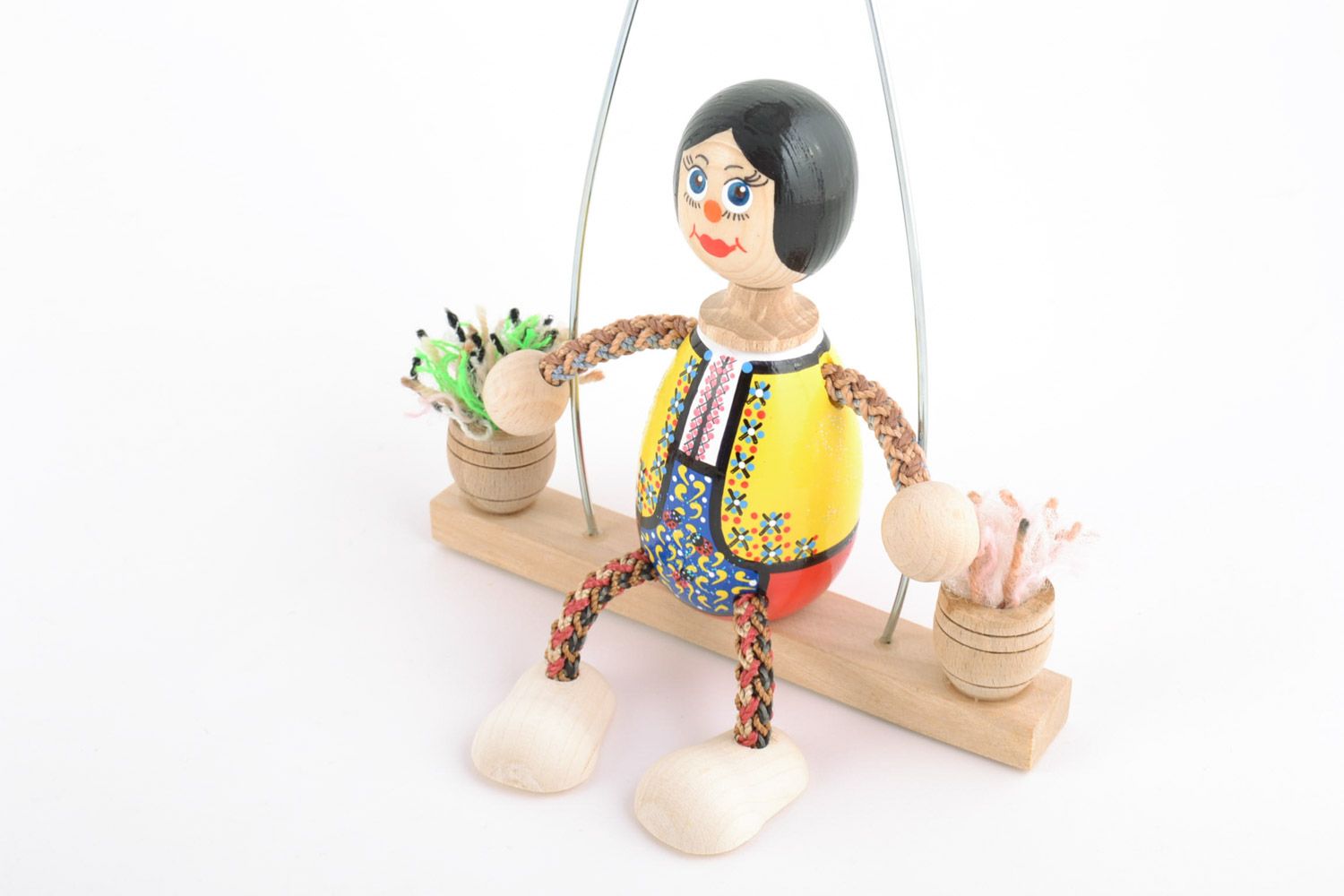 Juguete de madera muñeca artesanal chica en banco original para niños foto 3