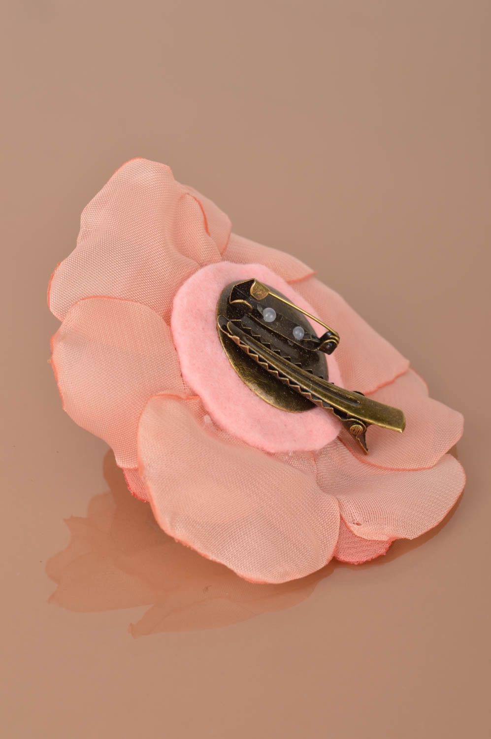 Broche artesanal pinza de pelo con forma de flor rosada de tela con abalorios  foto 4