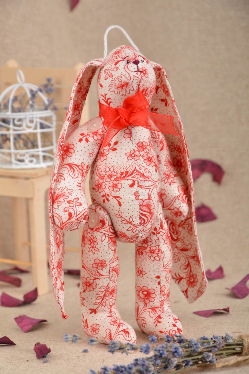 Jouet lapin en tissu blanc rouge fait main décoratif original cadeau mignon photo 1