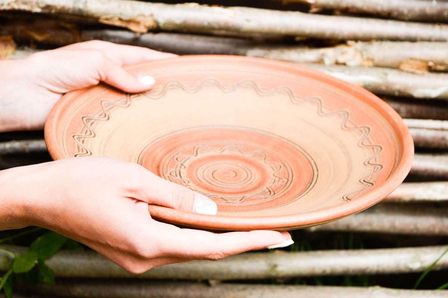 Расписная тарелка ручной работы тарелка из глины керамическая тарелка с узором фото 2