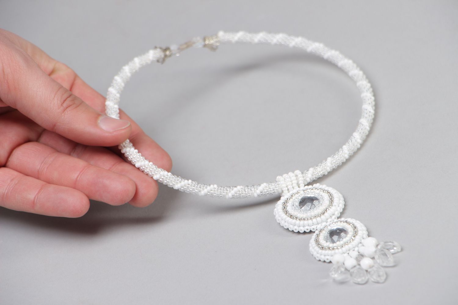 Ожерелье из бисера белое нарядное фото 4