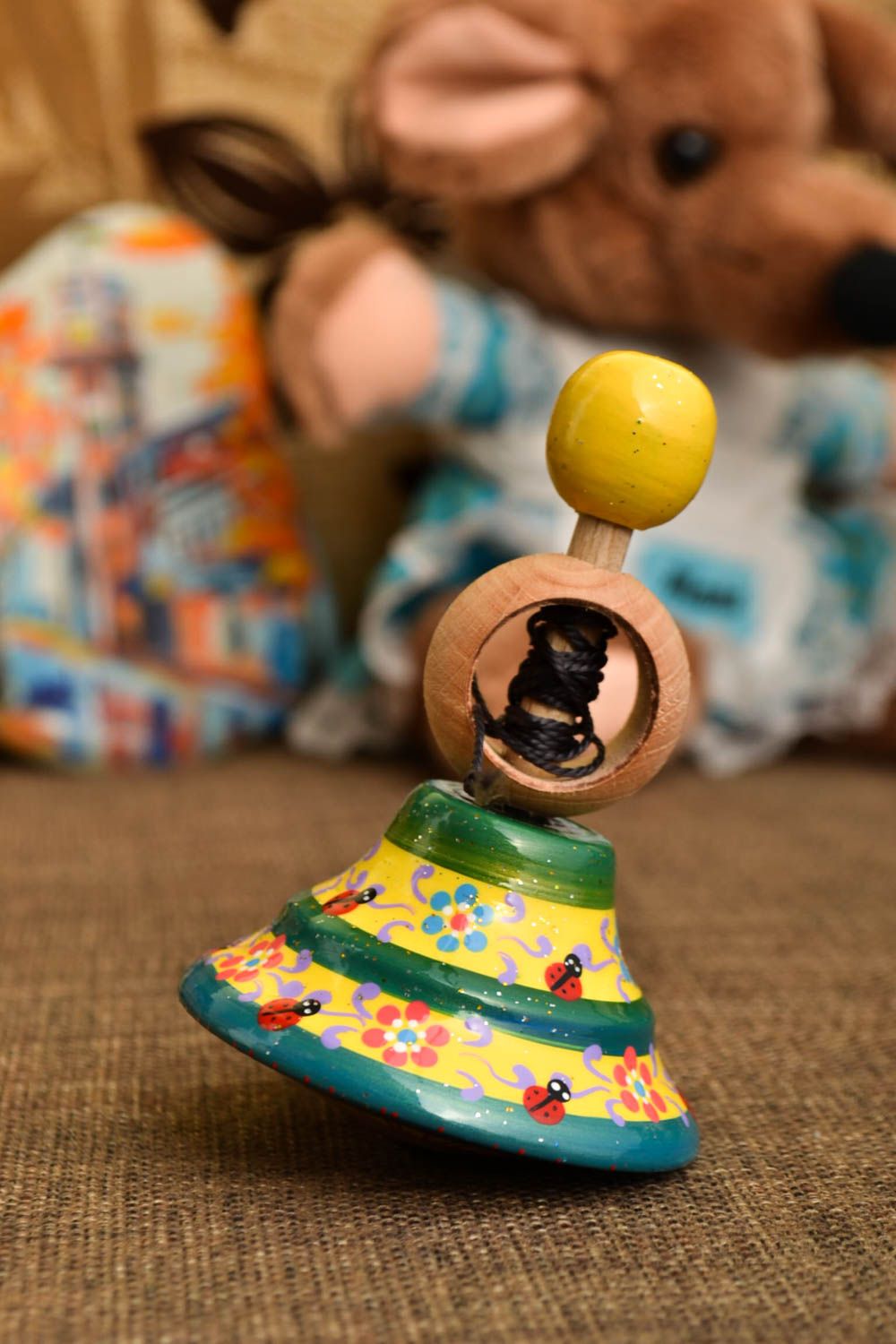 Peonza de madera hecha a mano juguete para niños con ornamentos regalo original foto 1