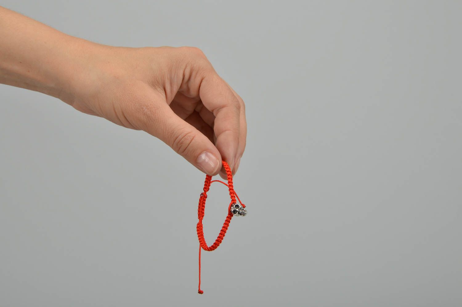 Bracelet fait main rouge tressé en lacet ciré accessoire stylé avec crâne photo 2