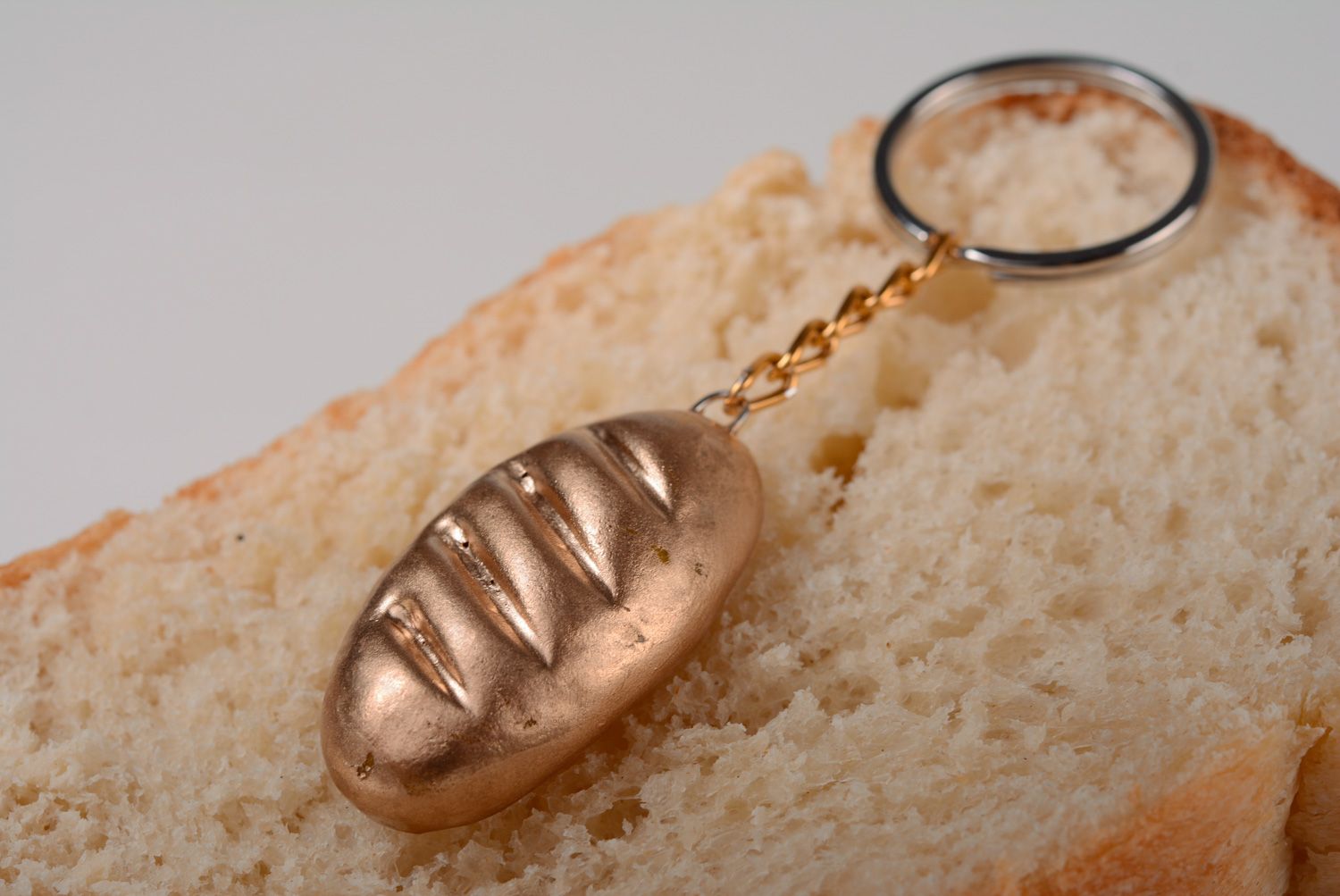 Llavero de arcilla polimérica con forma de pan dorado foto 1