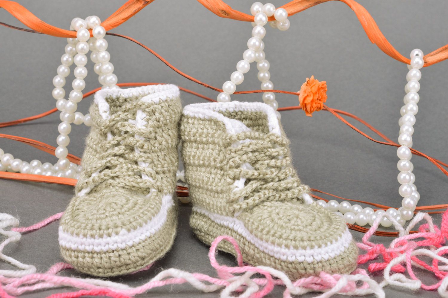 Chaussons tricotés en acrylique au crochet gris à lacets faits main pour garçon photo 1