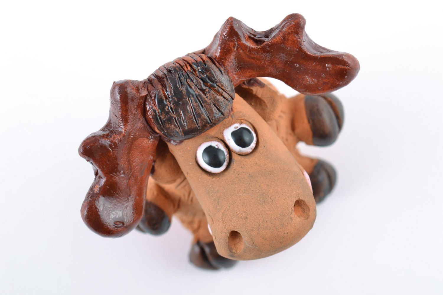 Figura artesanal de cerámica alce marrón modelada y pintada a mano decorativa foto 3