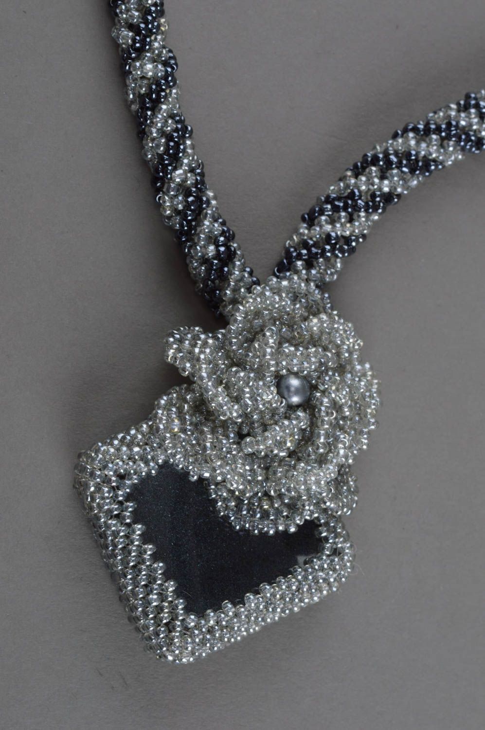 Pendentif en perles de rocaille fait main original gris accessoire pour femme photo 4