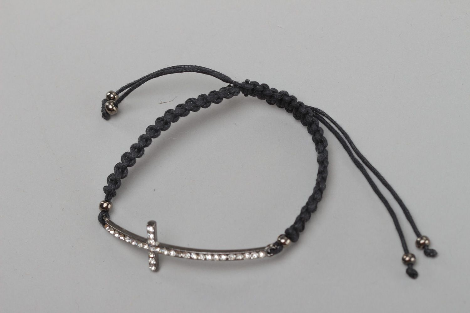 Schwarzes dünnes handgemachtes Armband aus Wachsschnur mit Metallkreuz und Strassstein für Frauen foto 4