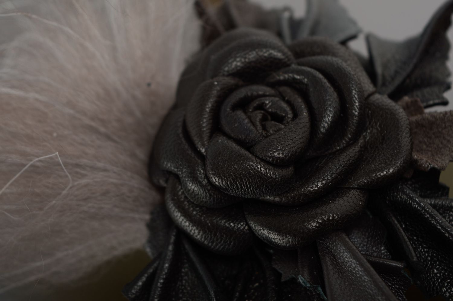 Broche barrette faite main originale en cuir et fourrure Rose photo 3