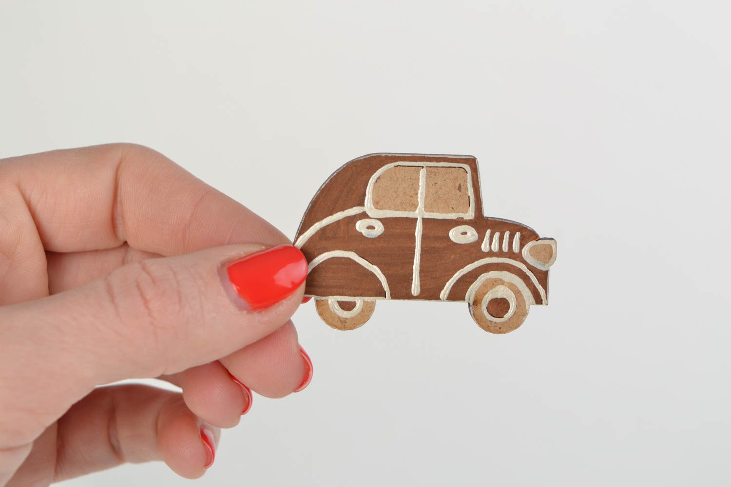Petite broche en bois brune en forme de voiture faite main originale pour enfant photo 2
