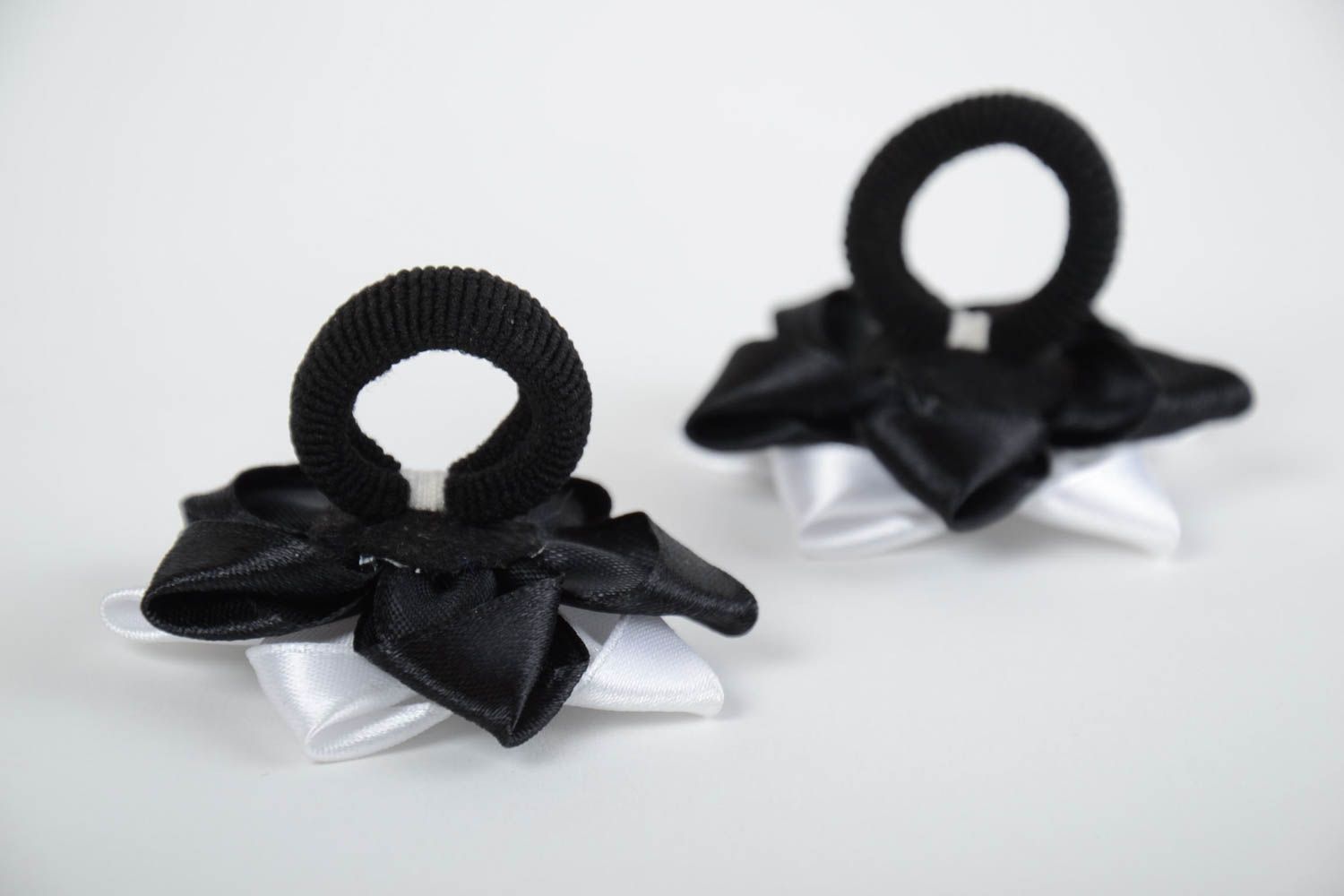 Schwarz weißes Haargummi Set aus Atlasbändern mit Blumen 2 Stück Handarbeit foto 3