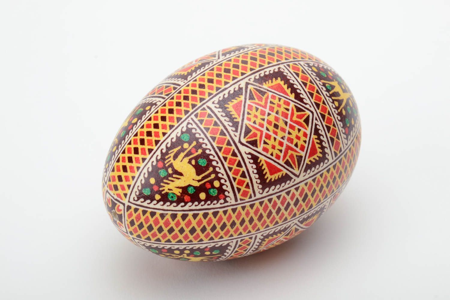 Huevo de ganso de Pascua artesanal con ornamento geométrico pintado con cera foto 2