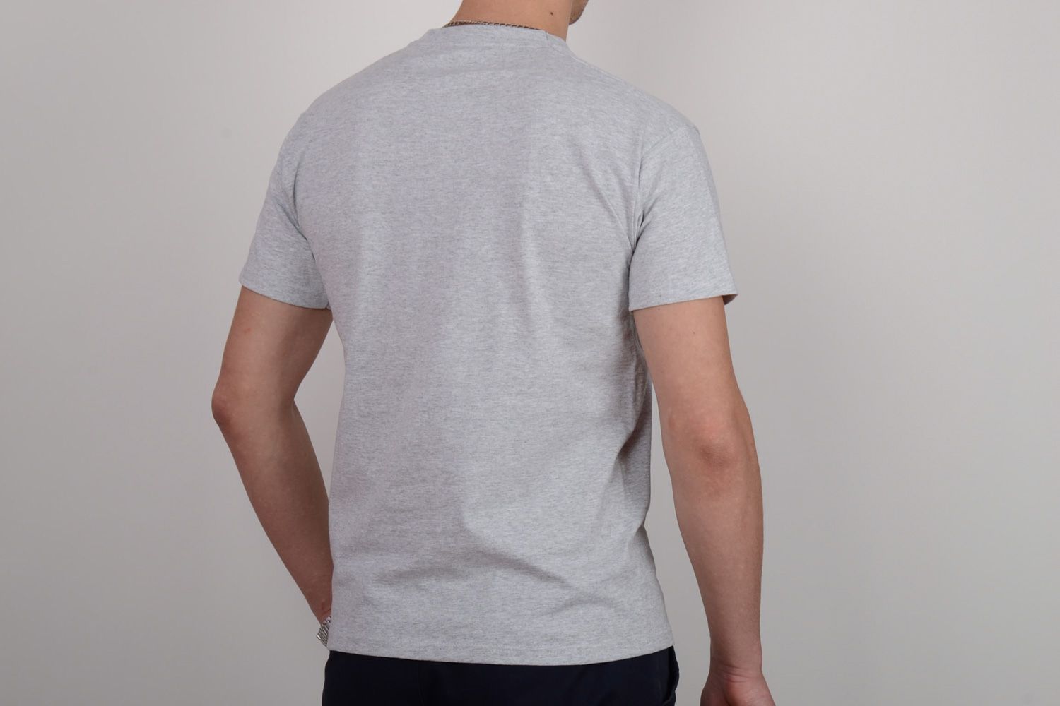 T-shirt en coton gris avec dessin lapin fait main original design pour homme photo 5