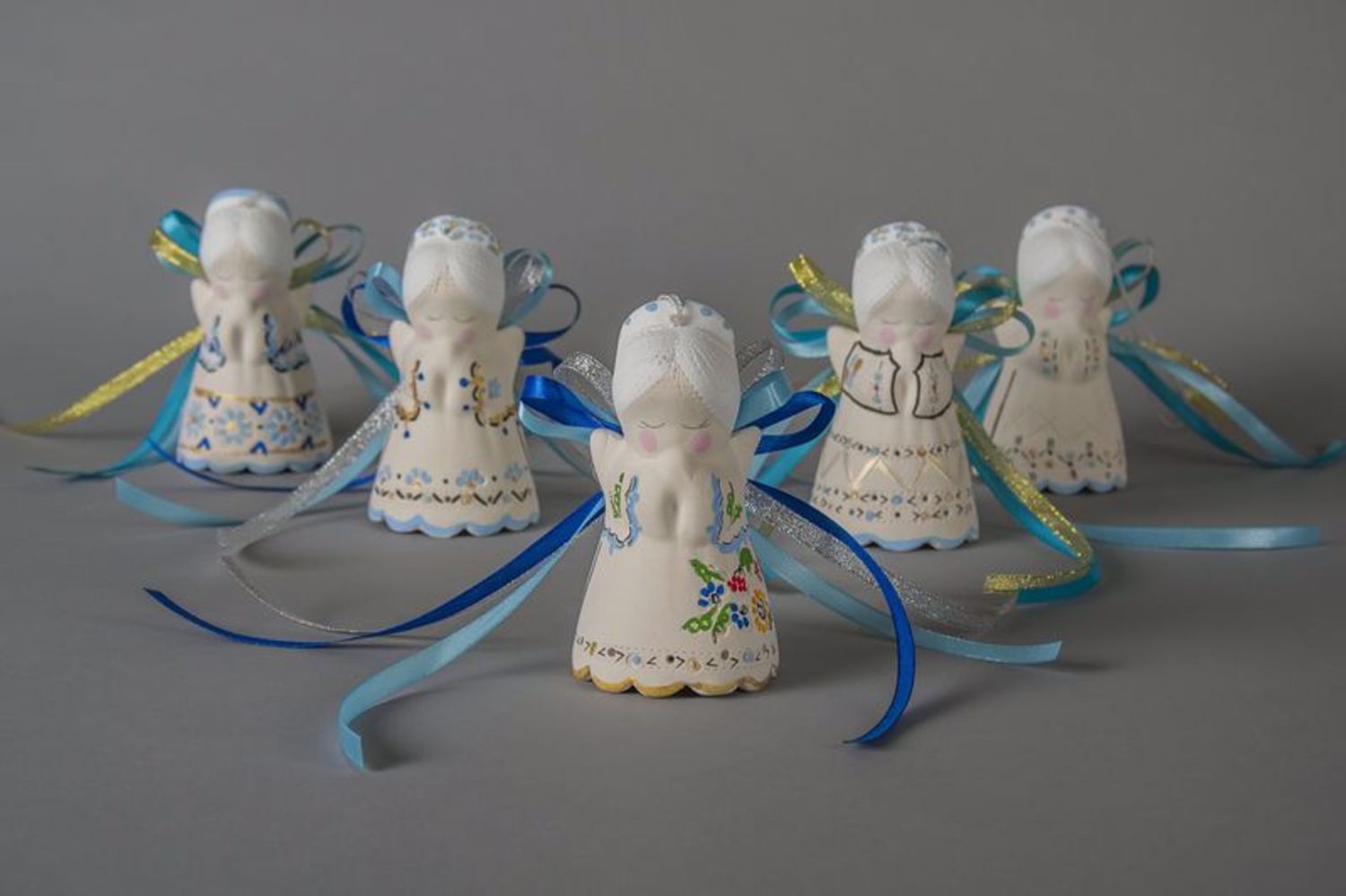 Clochette blanche en céramique avec rubans bleus photo 4