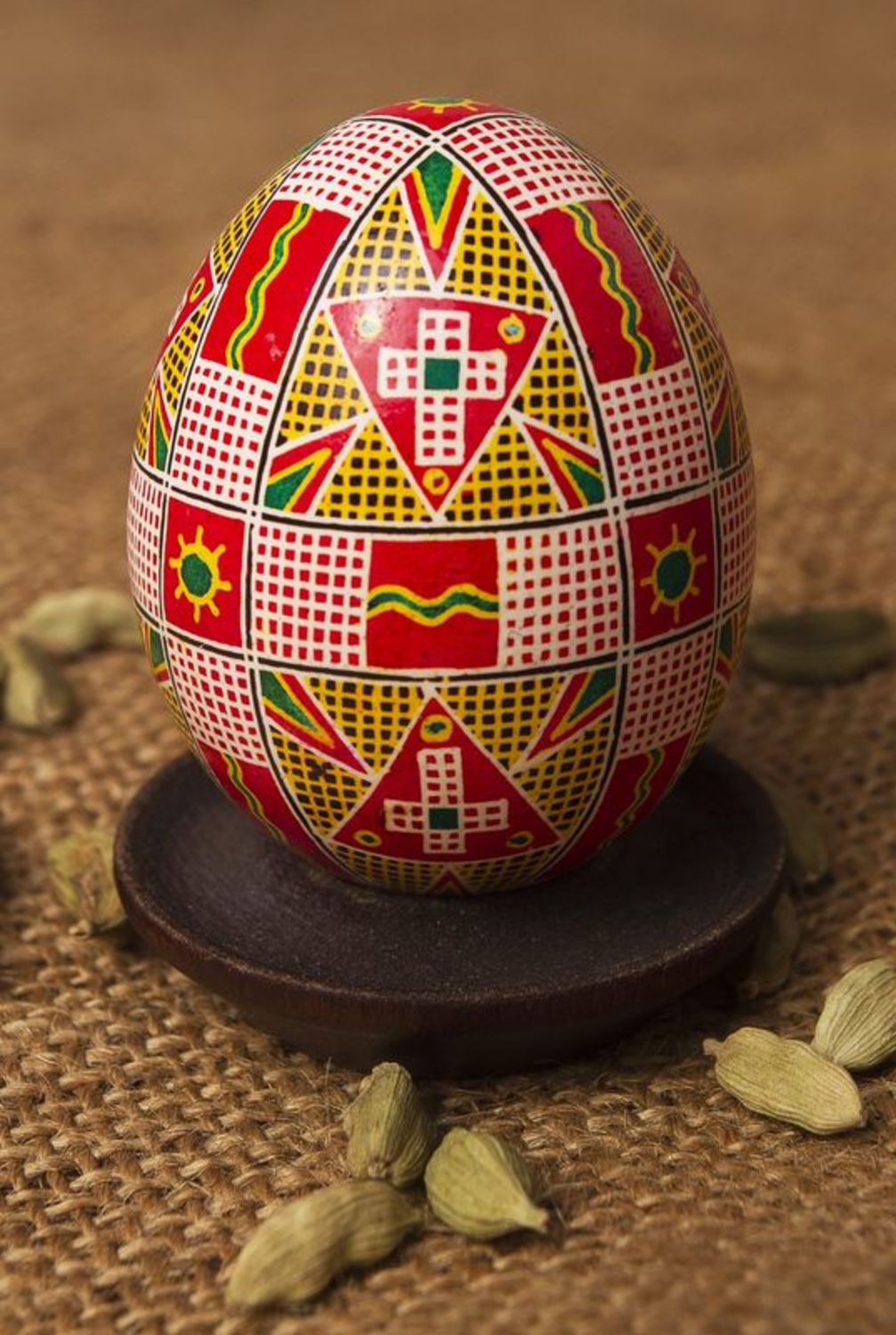 L'uovo pasquale dipinto a mano L'uovo decorativo con ornamento L'uovo ucraino 
 foto 1
