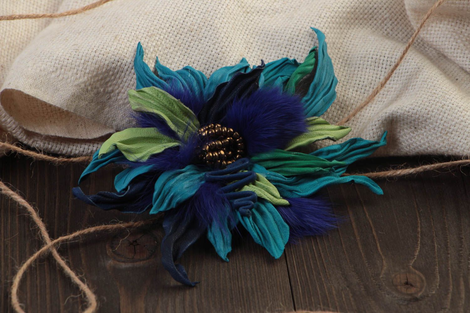 Broche barrette en cuir naturel grande fleur bleue faite main originale photo 1