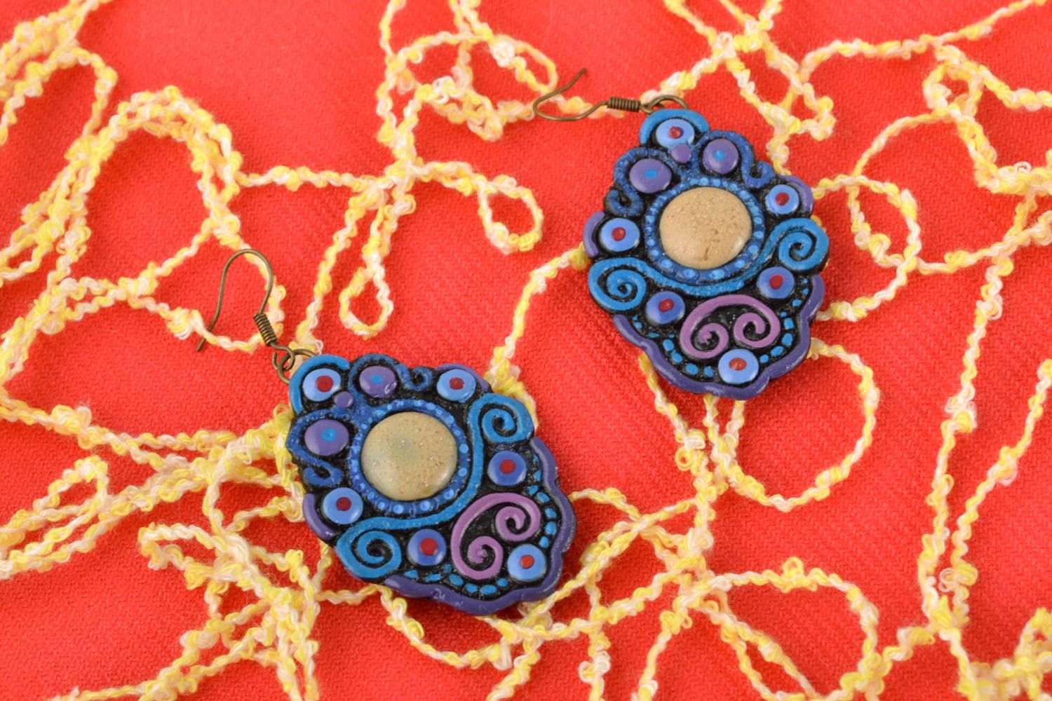 Boucles d'oreilles en pâte polymère bleues ornementées faites main originales photo 1