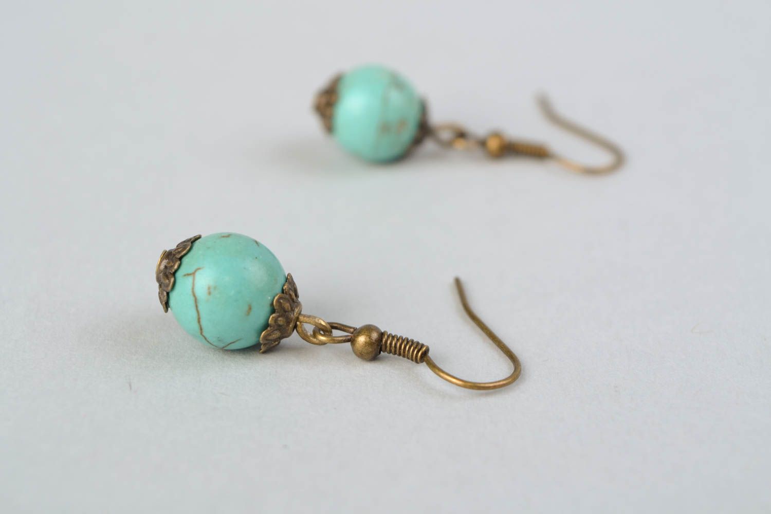 Petites boucles d'oreilles en métal avec turquoise bleues faites main pour femme photo 5