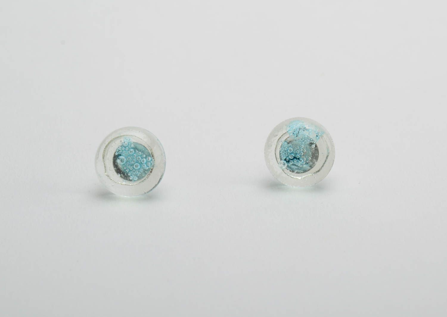Boucles d'oreilles puces faites main en verre fusing design de créateur bleues photo 5