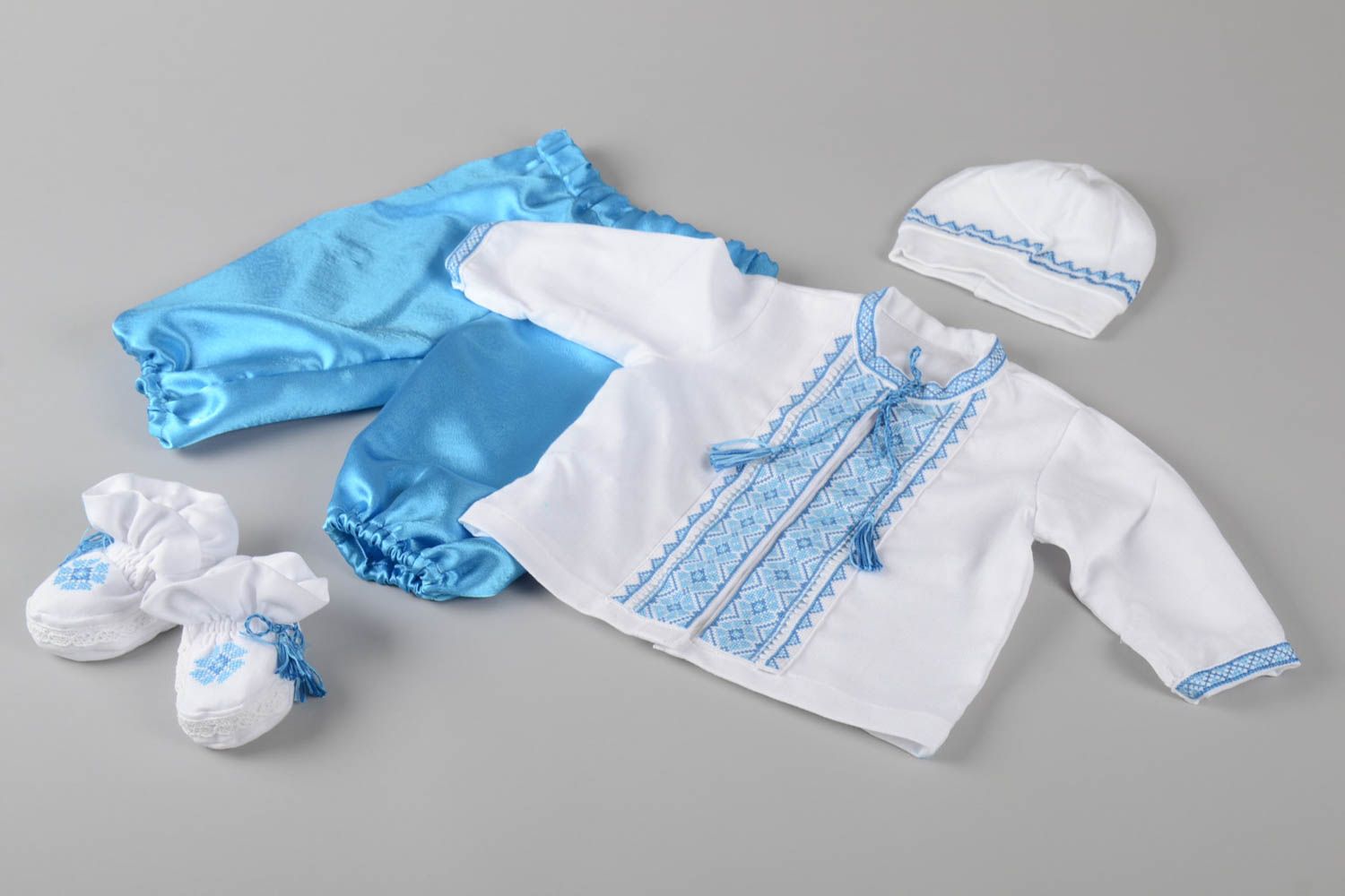 Ensemble pour bébé garçon fait main blanc-bleu en batiste Vêtements bébé photo 4