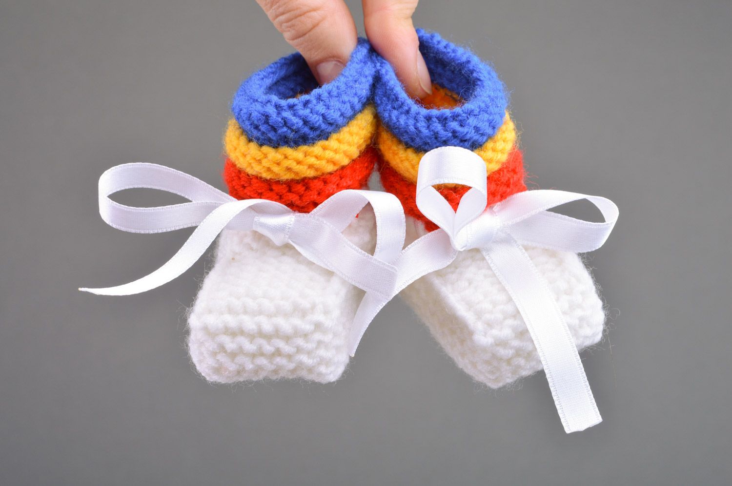Chaussons de bébé tricotés avec aiguilles avec rubans en satin faits main photo 3