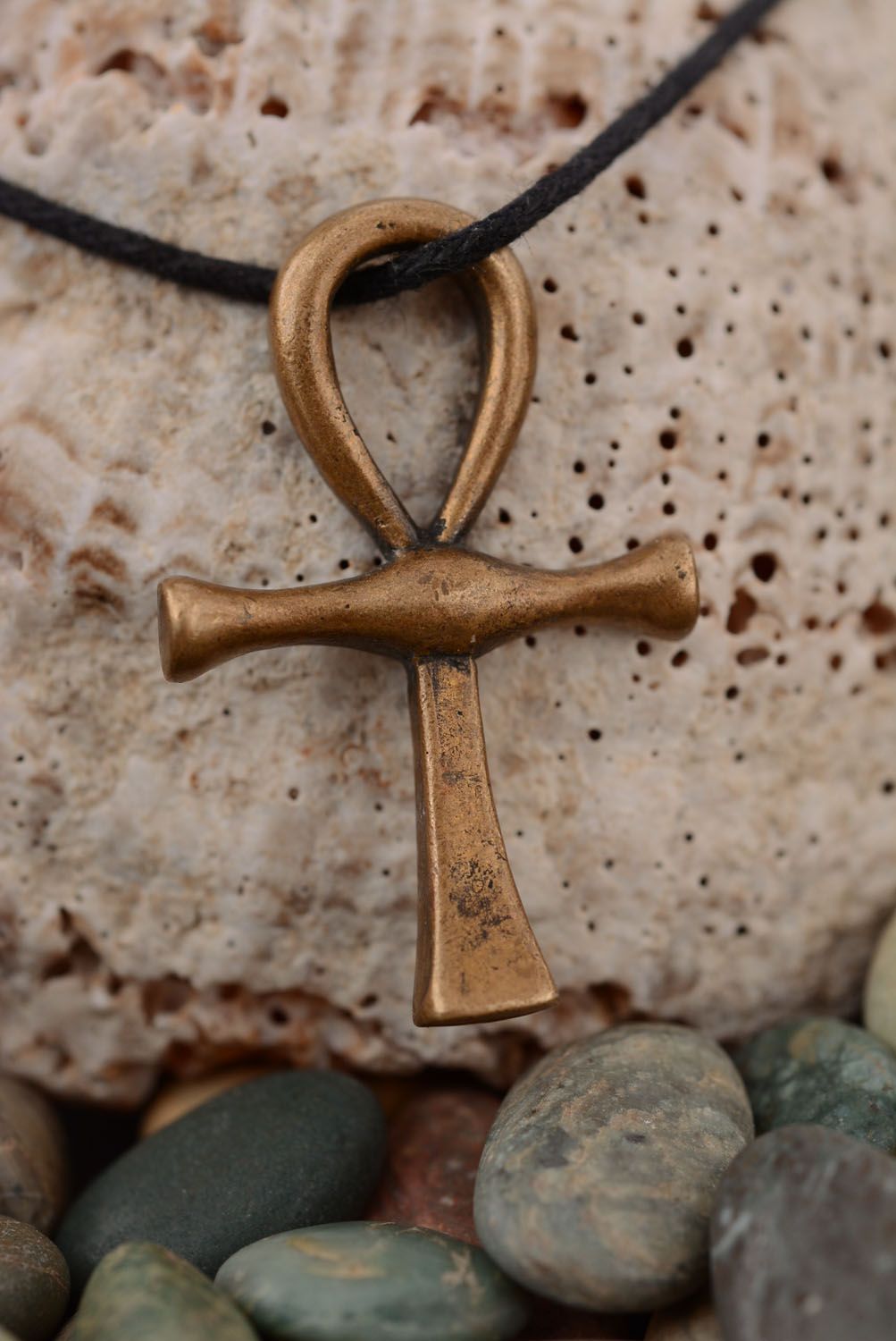 Pingente de bronze feito à mão em forma da cruz foto 1