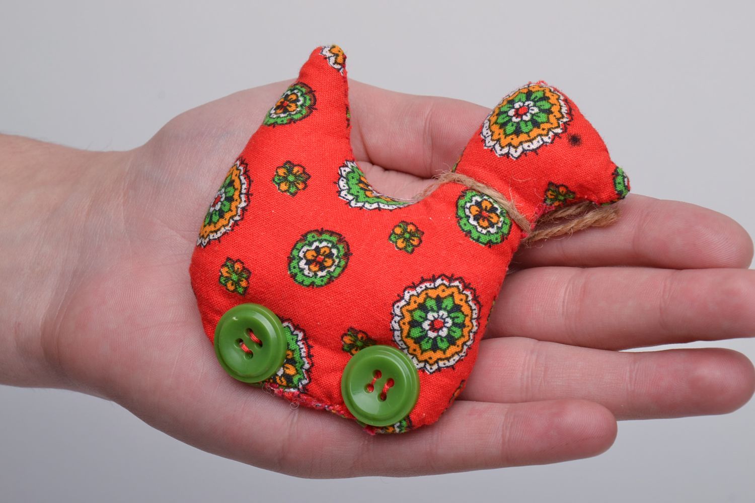 Petit jouet décoratif en tissu naturel fait main en forme d'oiseau rouge photo 5